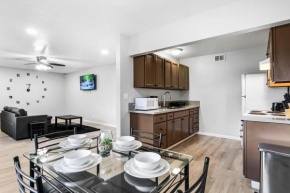 Gorgeous Two Bedroom Sleeps 6 Close to Strip
